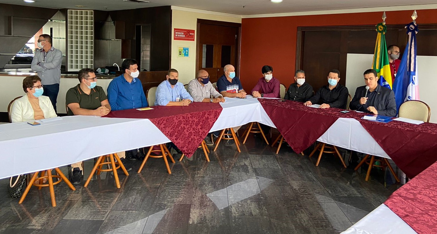 VEREADORES E A PRESIDENTE DA CÂMARA PARTICIPARAM DE REUNIÃO COM O PRESIDENTE DA ASSEMBLEIA LEGISLATIVA DO ES ERICK MUSSO.